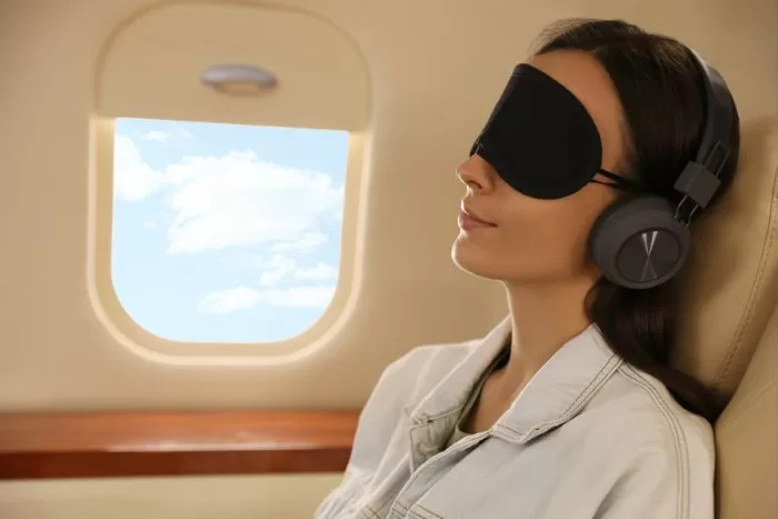 mulher dormindo em avião
