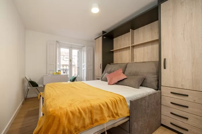 Quarto de hóspedes com sofá-cama.