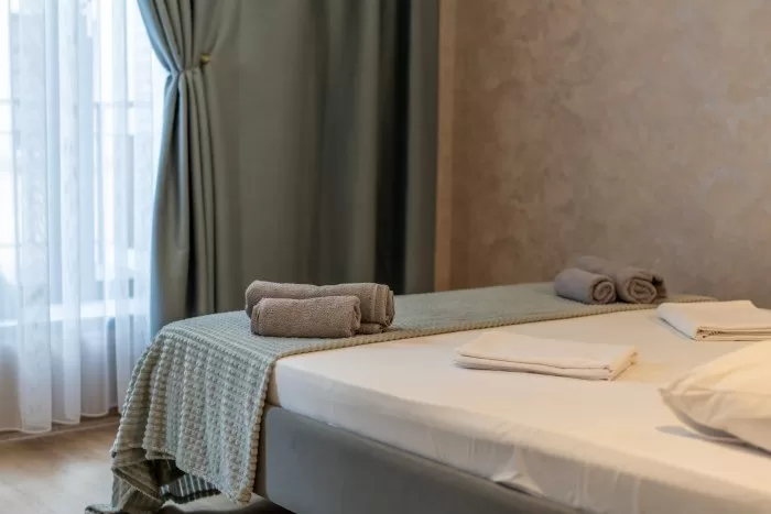 Quarto de hóspedes com toques de hospitalidade.