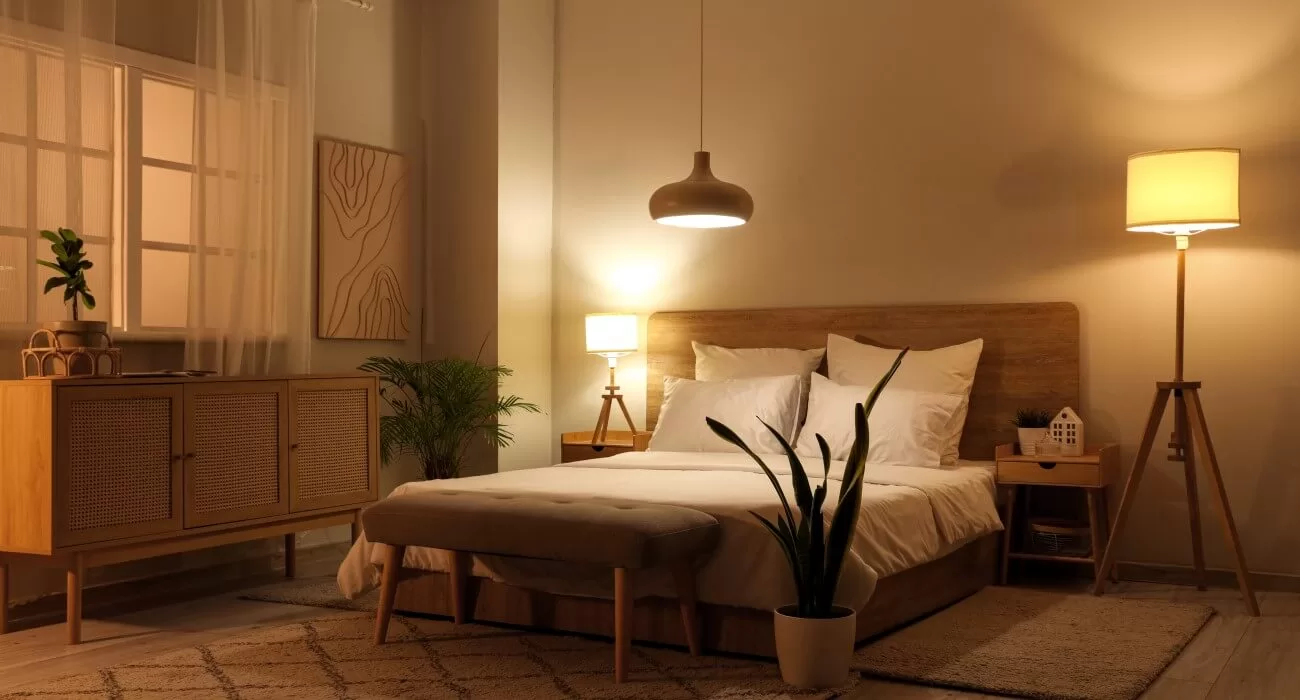 Luzes no quarto aconchegante, diretas e indiretas.