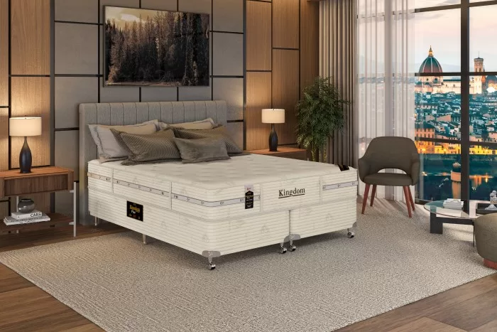 Quarto de casal com cabeceira na cama.
