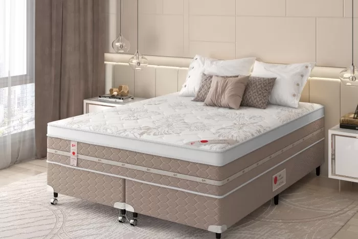 Quarto de casal decorado com mesa de cabeceira.