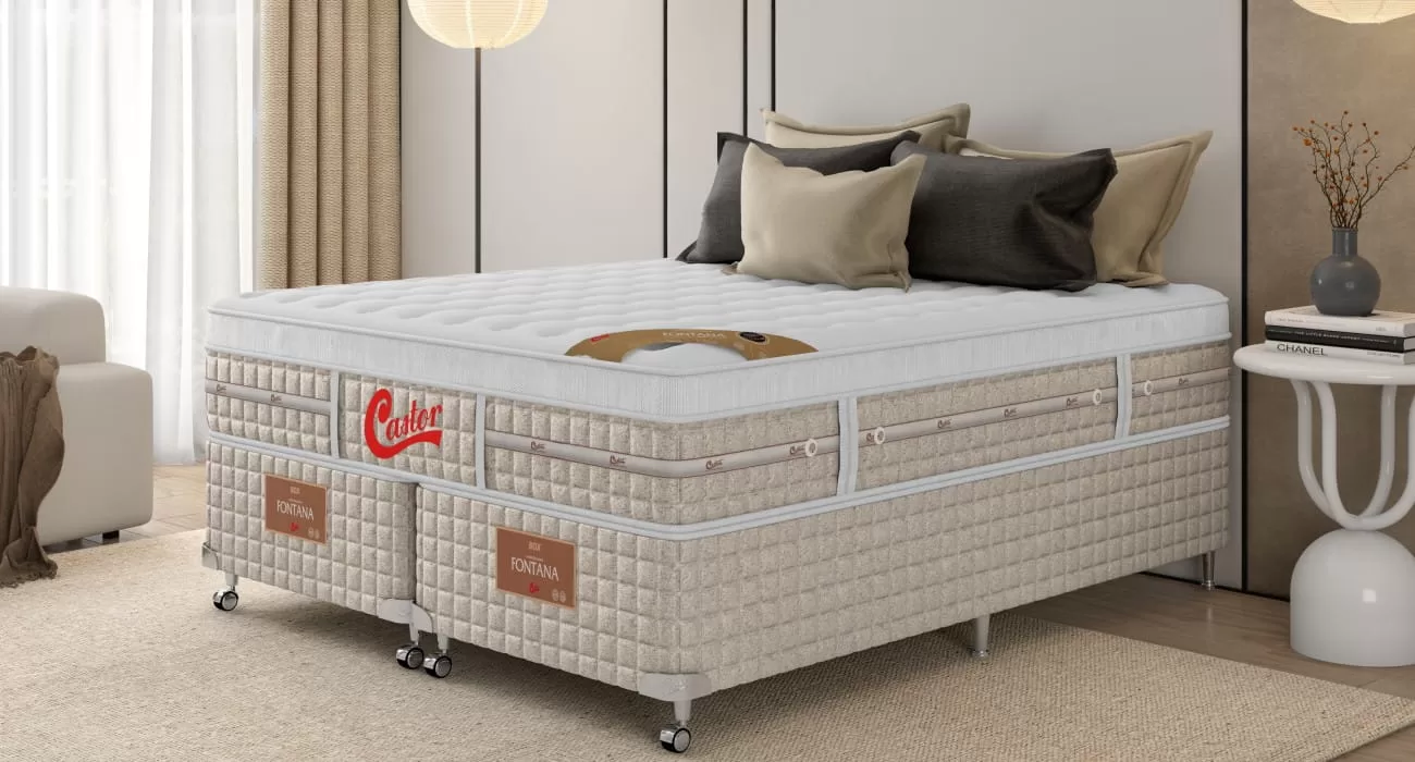 Imagem de cama e móveis para quarto de casal.