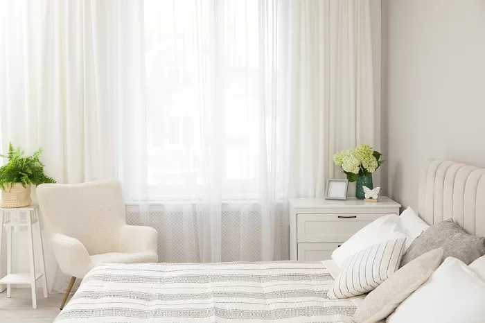 Quarto de casal com poltrona.