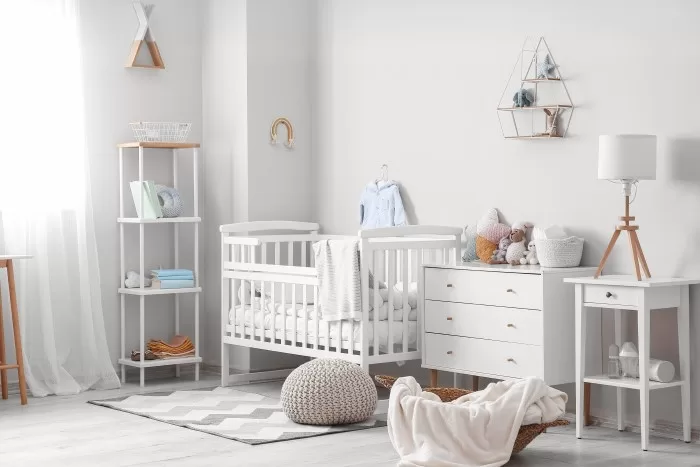 Quarto personalizado de bebê branco com detalhes coloridos.