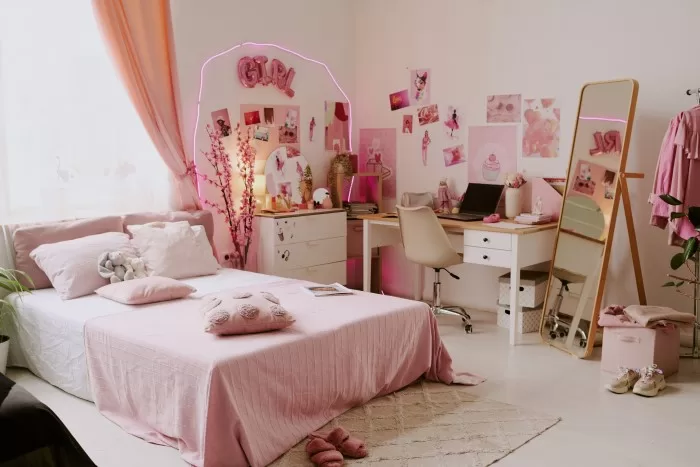 Quarto personalizado feminino com decoração rosa.
