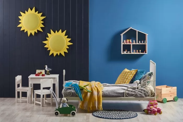 Quarto personalizado infantil com parede azul.