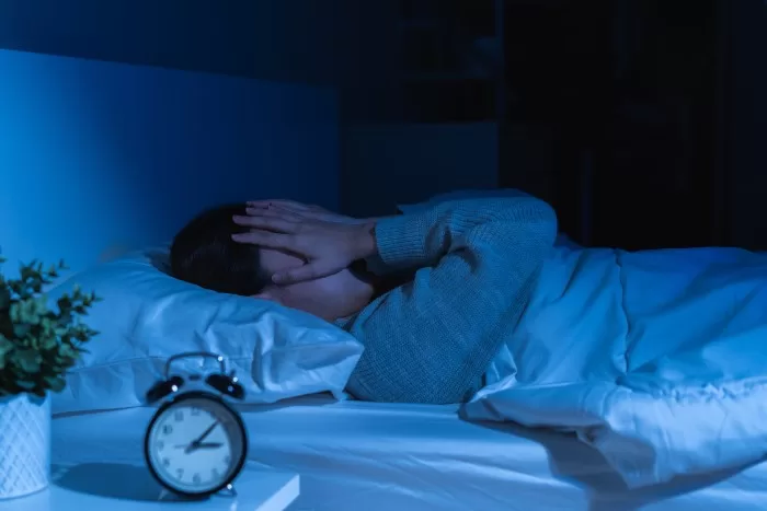 Pessoa sem conseguir dormir.