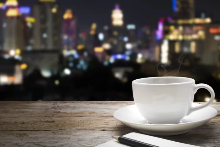 Xícara de café durante a noite.