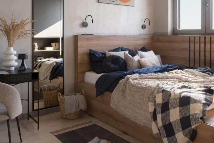 Um quarto pequeno com uma cama.