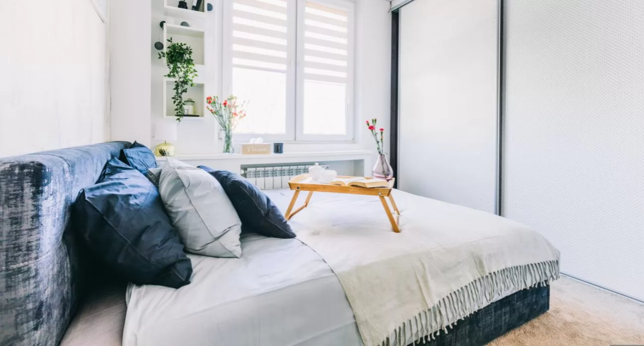 Um quarto pequeno com uma cama.