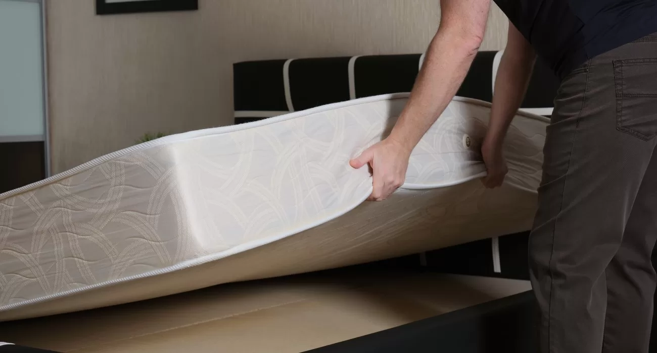 Pessoa realizando o giro do colchão.