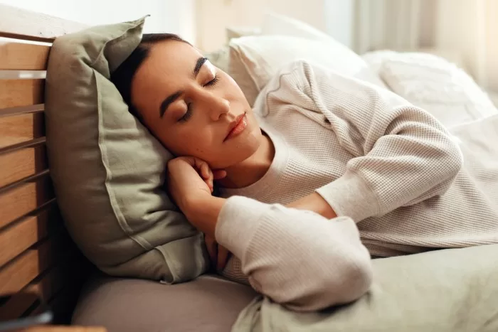 Mulher dormindo.