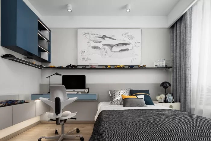 Quarto de adolescente pintado de com parede cinza.