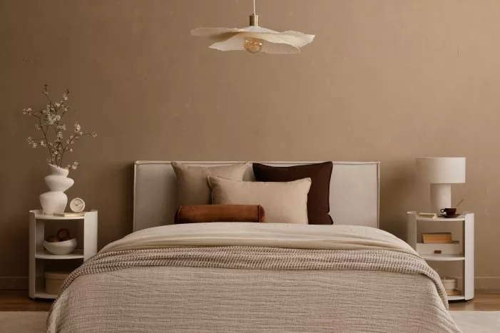 Quarto de adolescente pintado de com tons neutros.