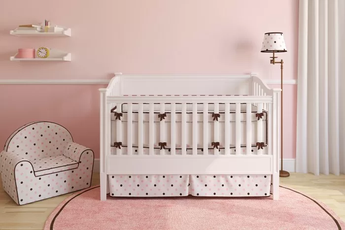 Quarto de bebê pintado de com parede rosa.