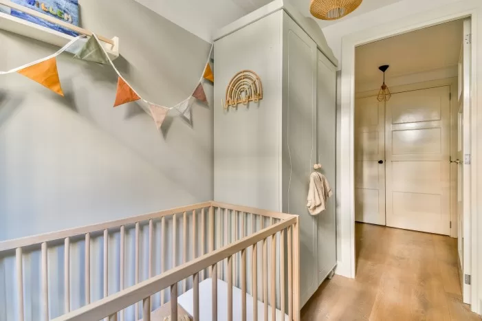 Quarto de bebê pintado de com tons neutros.