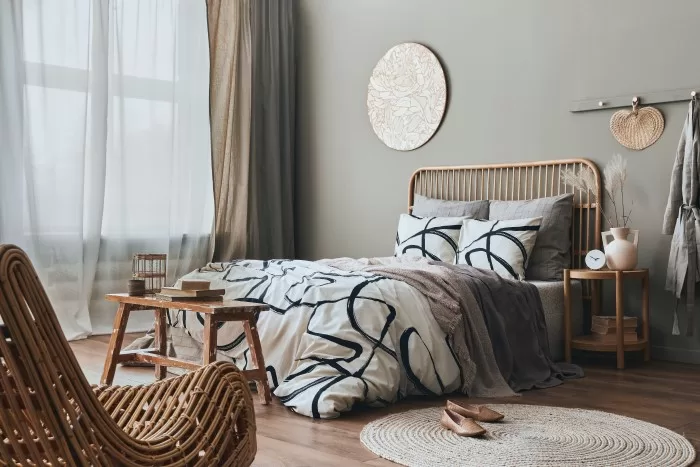 Quarto com a parede bege, em tons neutros.