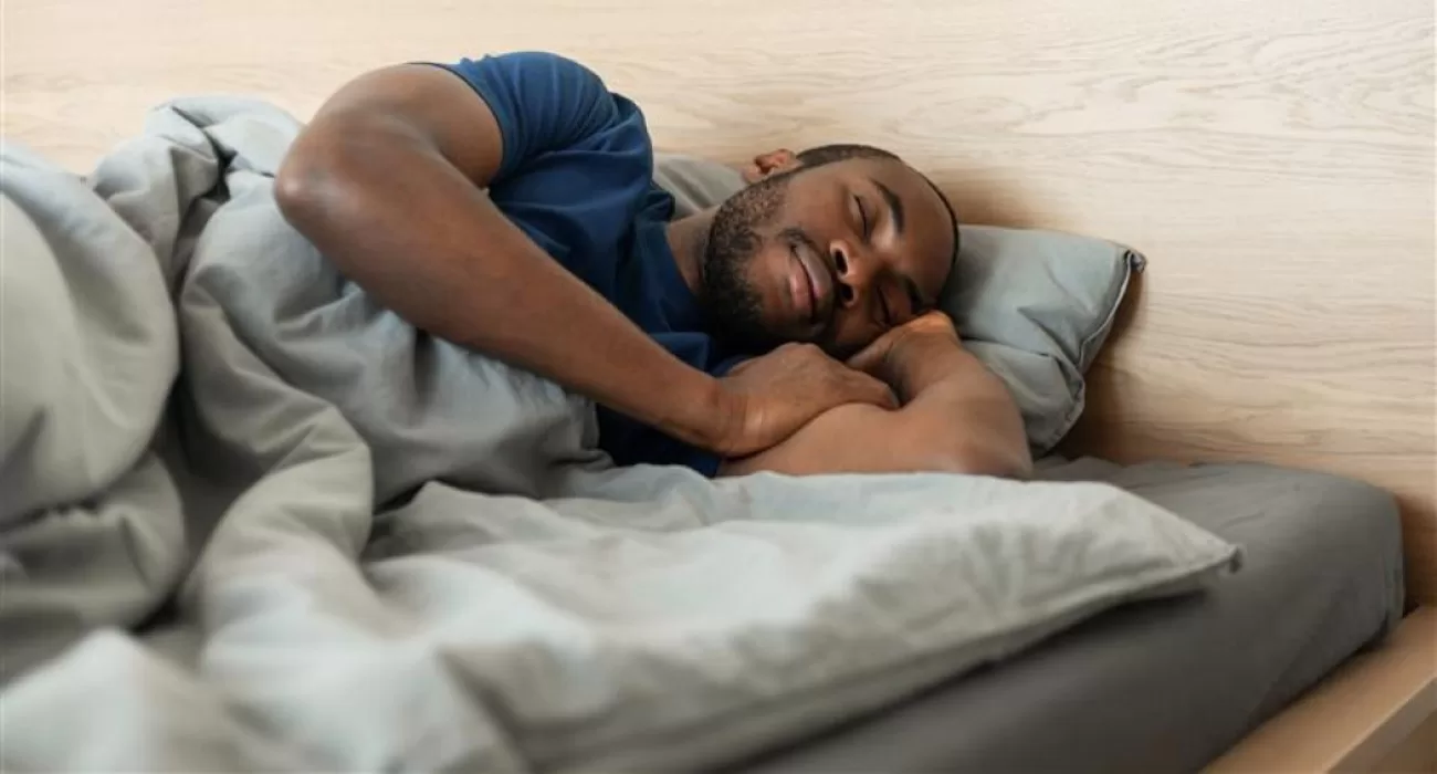 Homem deitado em um cama dormindo