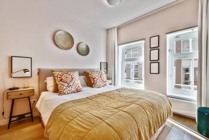 Quarto de casal iluminado e aconchegante