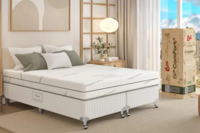 Uma cama de casal em um quarto iluminado e decorado