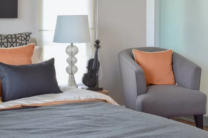 Um quarto com poltrona e decoração cinza.