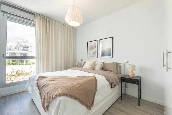 Quarto acolhedor com tons claros.