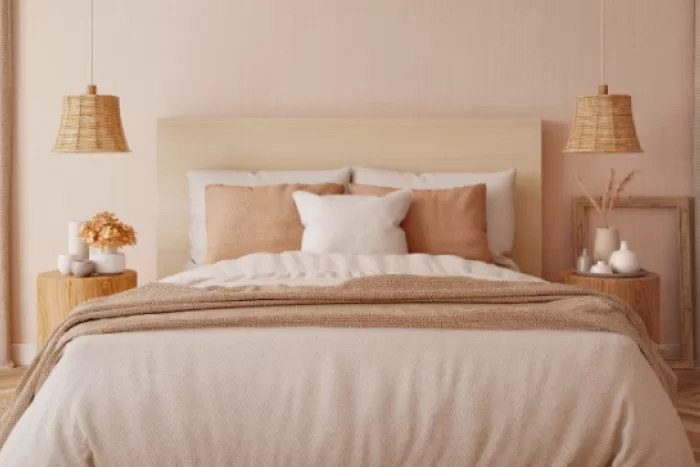 Um quarto aconchegante em cor rosé.