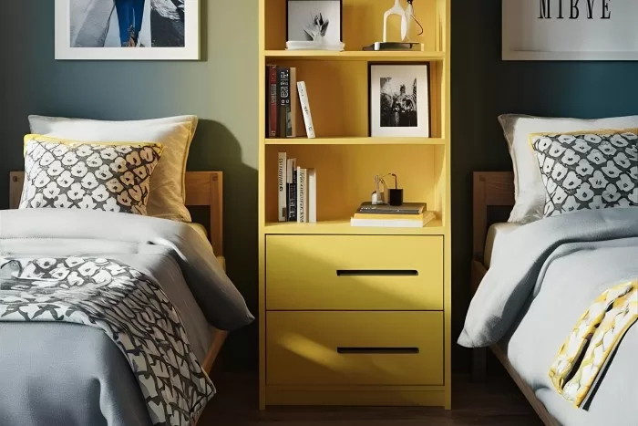 Um quarto moderno com duas camas.