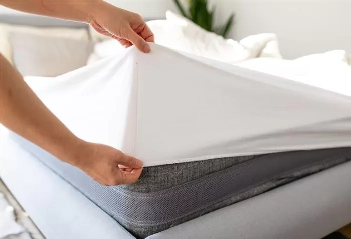 Avaliando o colchão pra devolução.