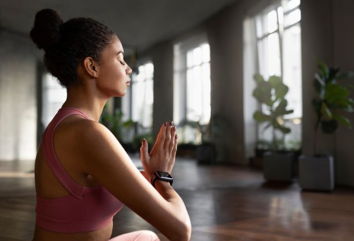 Mulher meditando.